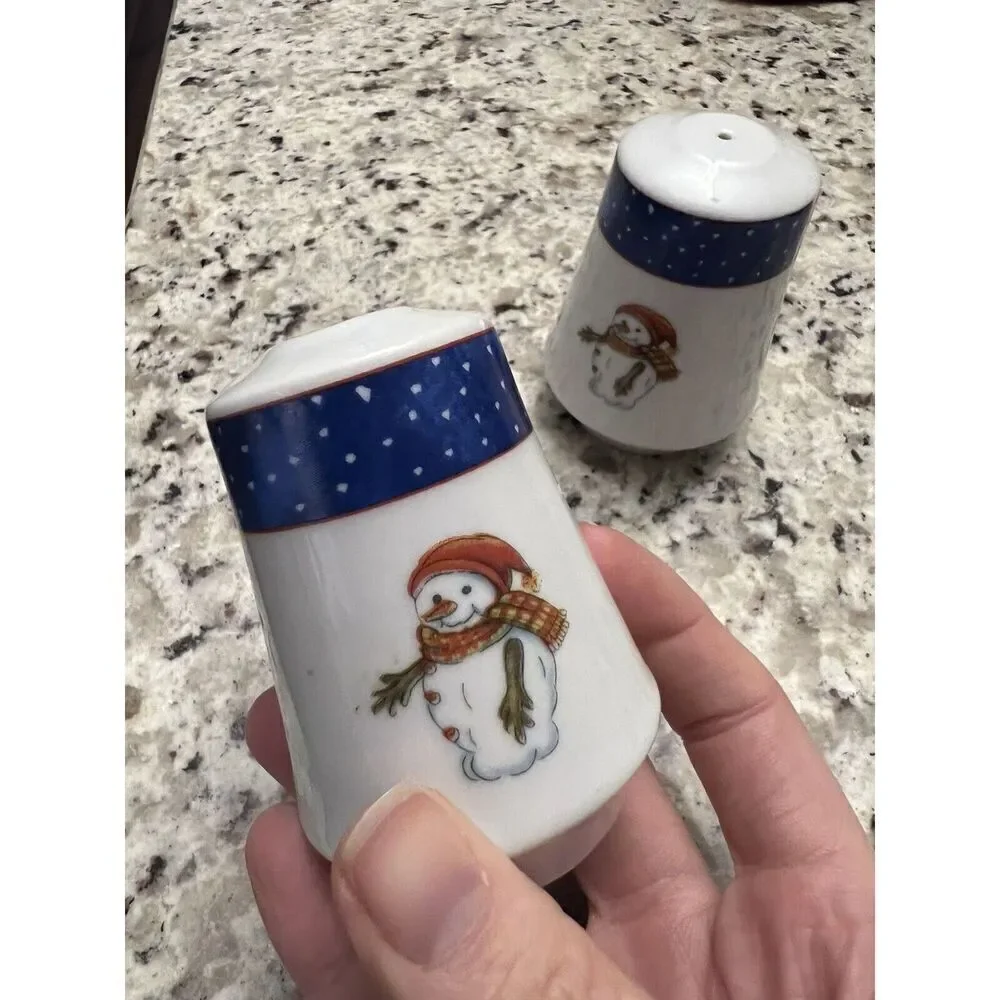 VINTAGE CHRISTMAS SALT & PEPPER SHAKERS